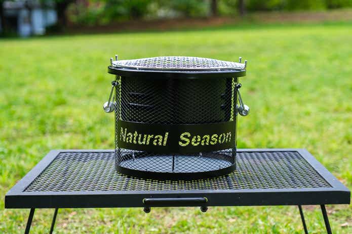 ナチュラルシーズンテーブル七輪コンロ丸型をテーブルにのせている 