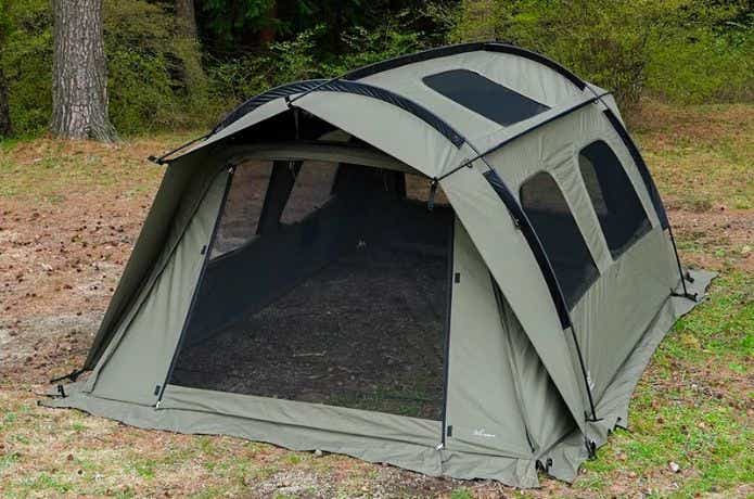 カーキ色のファミリーテント