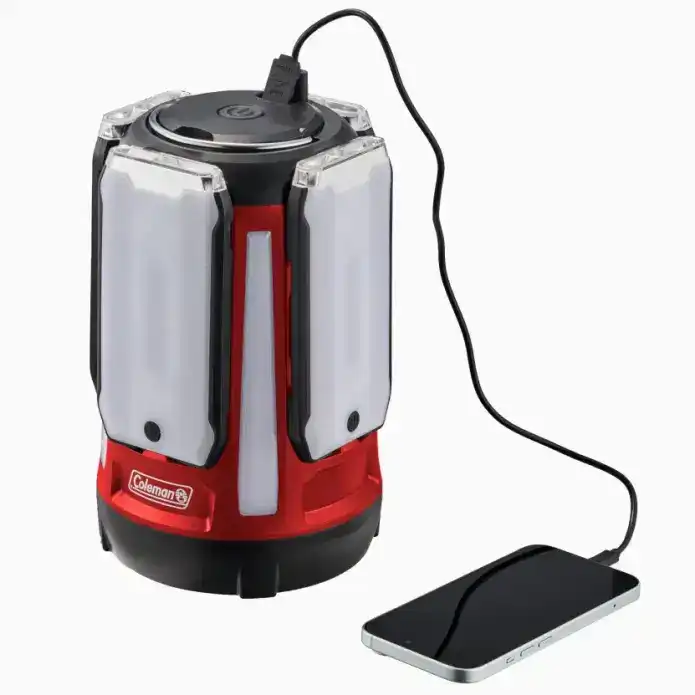 コールマンのクアッドマルチパネルランタンplusで携帯電話を充電している