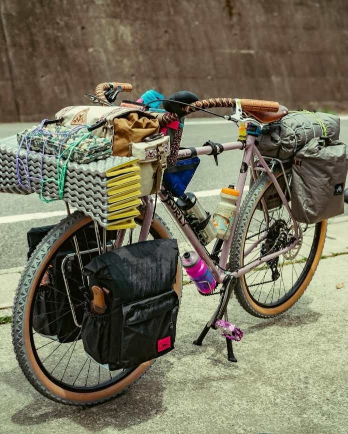 サーリーのミッドナイトスペシャルをバイクパッキングしている
