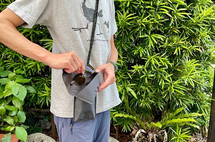 無印良品のウェルダーアイグラスケース着画（大人）