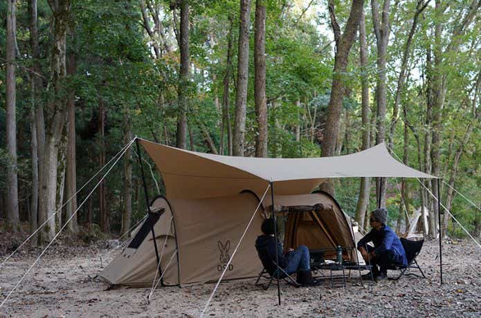 DOD カマボコテントソロTCの前でキャンプする2人