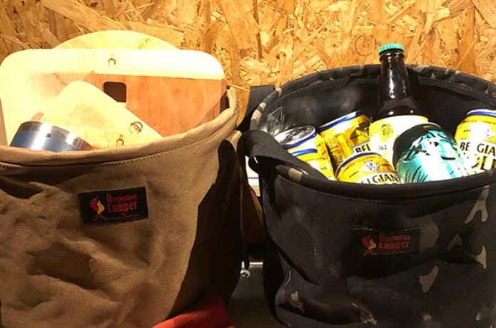 2つのオレゴニアンキャンパー キャンプバケットに洗い物と飲み物を入れる