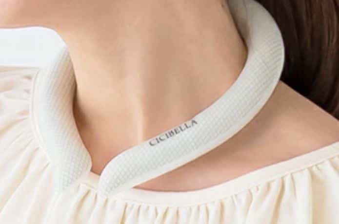 CICIBELLA クールリングをつける女性