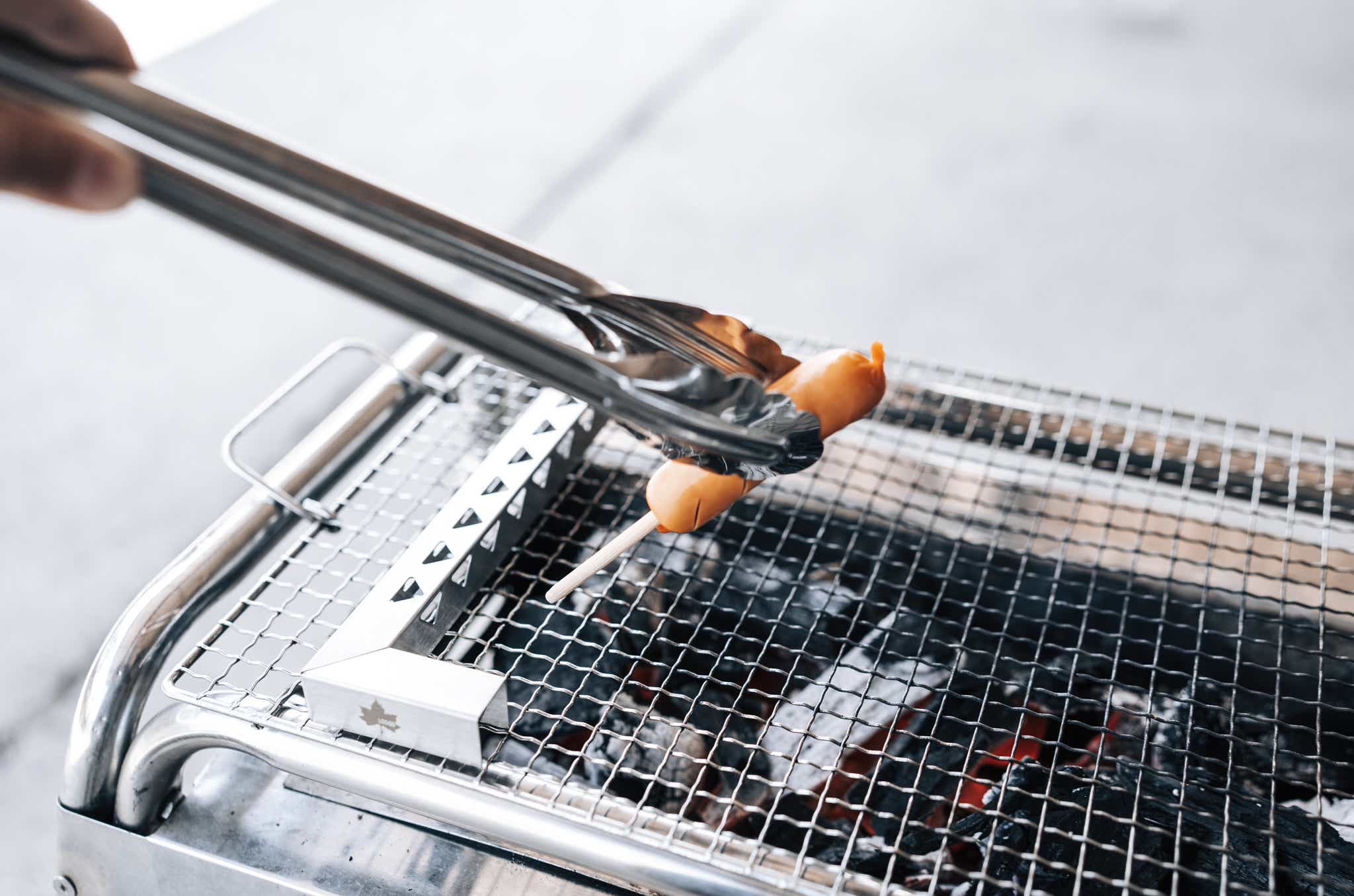 ロゴス_ちょっと串焼き_トングで並べる