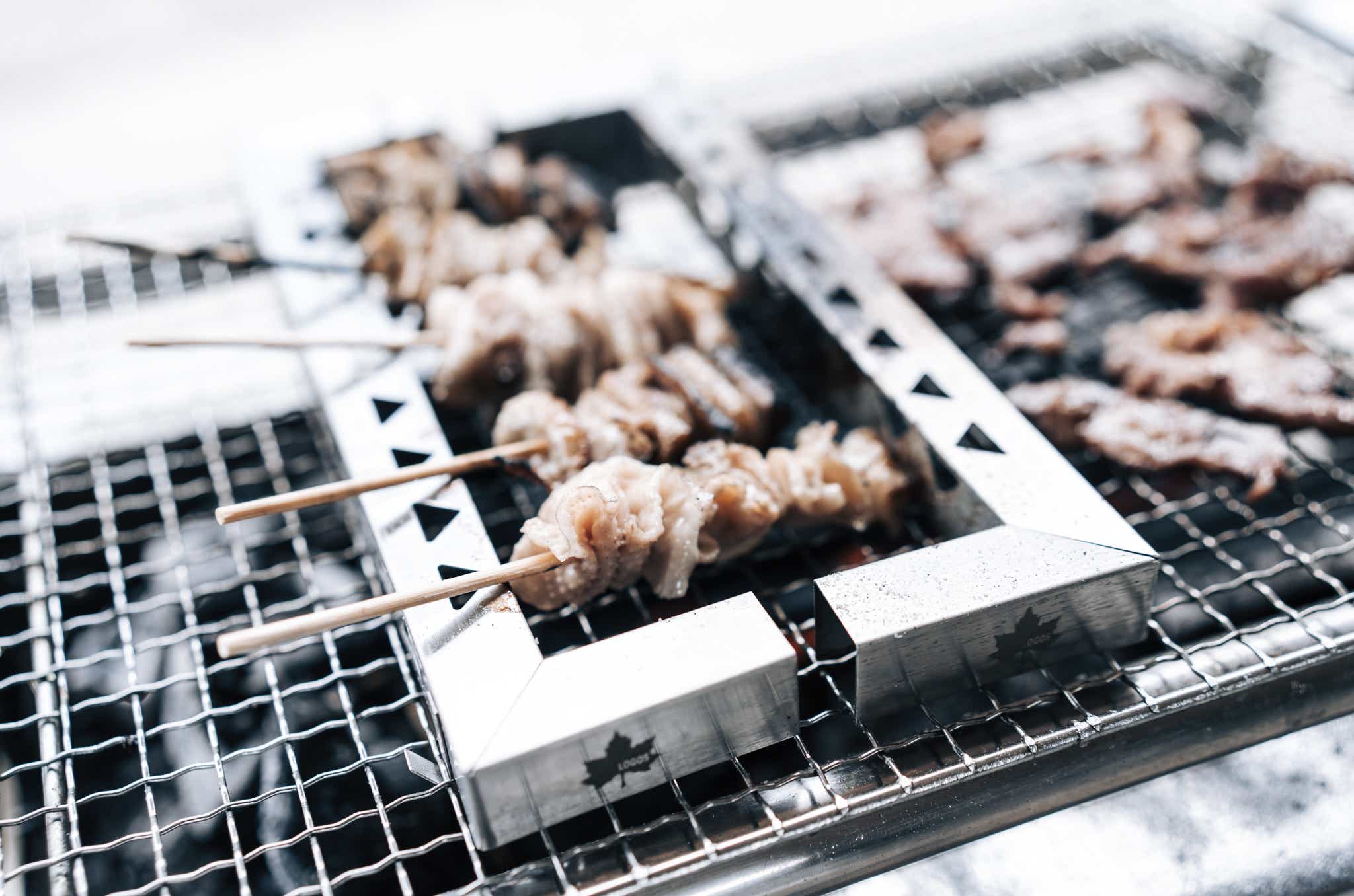 火力が弱いときは“斜め焼き”。先端だけ火に近づける小ワザ_ロゴス_ちょっと串焼き