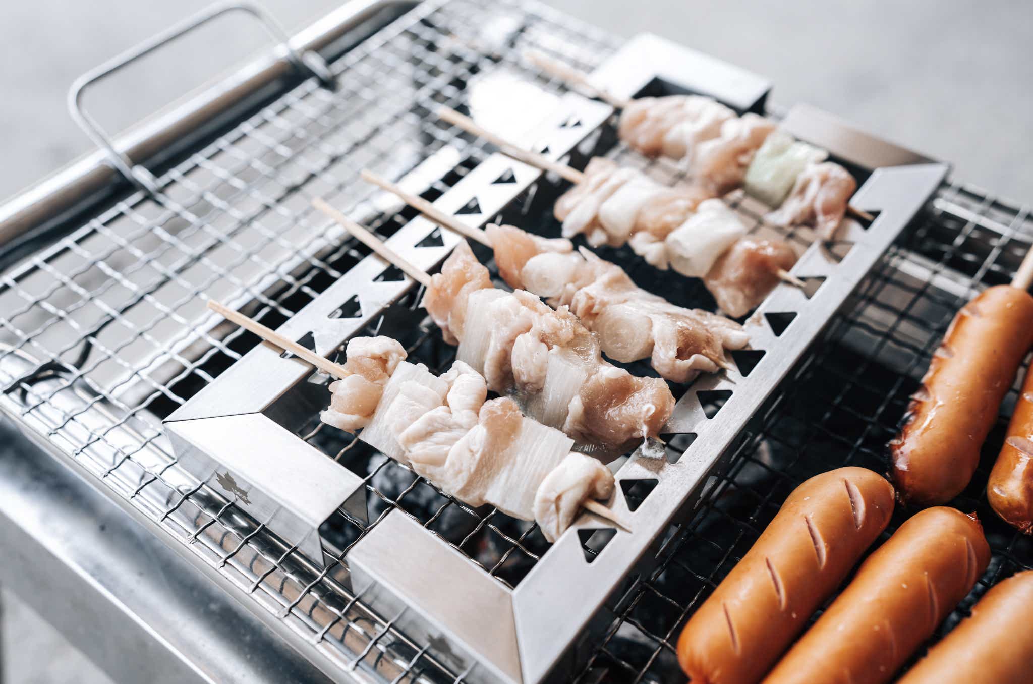 焼き鳥串を2本で焼いてる写真_ロゴス_ちょっと串焼き