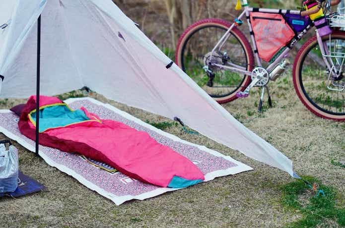 タイベックシートをマットの下に敷いている