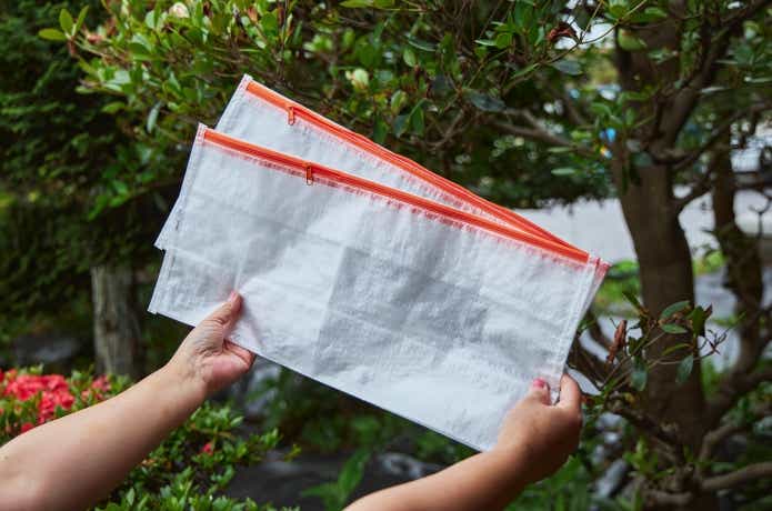 ペルクラを手に持っている