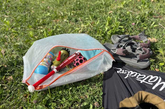 ペルクラに子供の小さなおもちゃを収納している