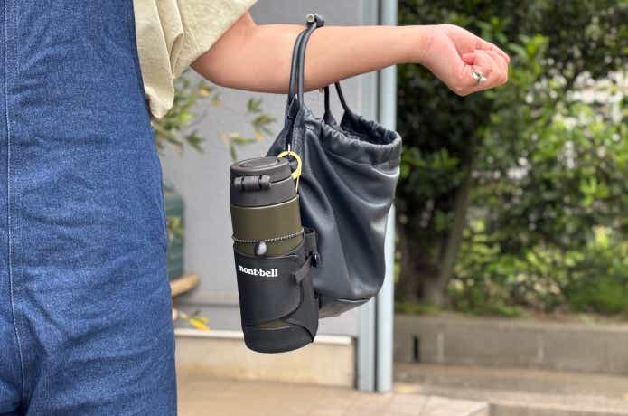 アジャスタブルボトルホルダーにタンブラーを入れている