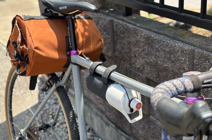 アジャスタブルボトルホルダーを自転車に装着している