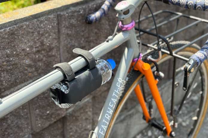 アジャスタブルボトルホルダーを自転車に装着している