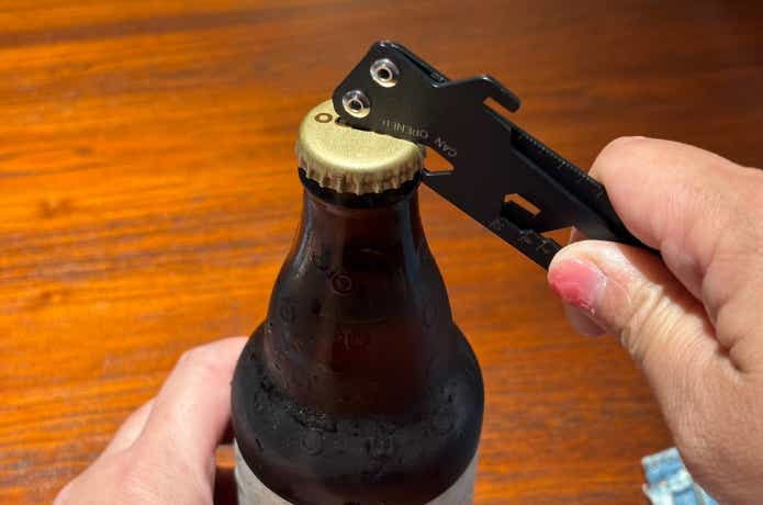 瓶ビールの栓を抜くところ