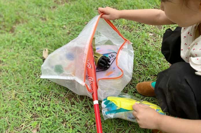 ペルクラに子供の小さなおもちゃを収納している