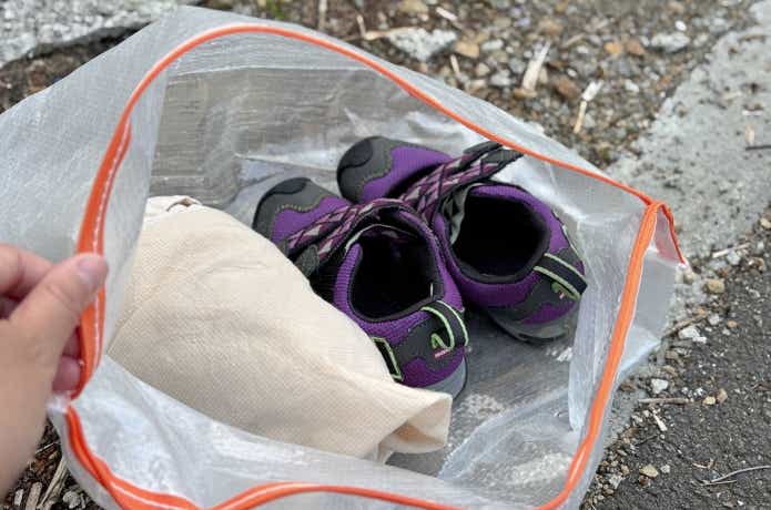 ペルクラに濡れたサンダルを収納している