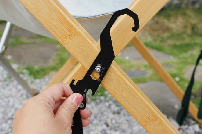 レンチでチェアのナットを締めている