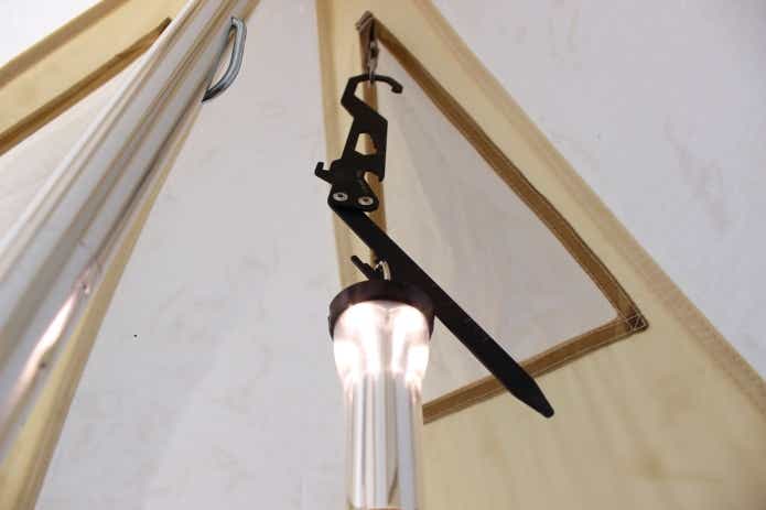 テントの中でランタンを吊るしている