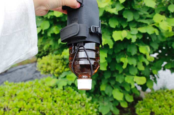 バンジーコードでペットボトルを固定している