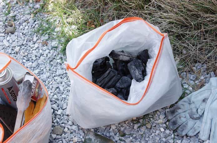 ペルクラに炭を入れている