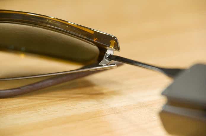 サングラスの付け根のネジにあてているところ