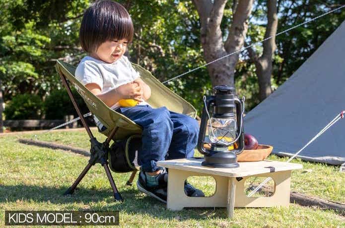 フィールドア「ポータブルチェアミニ」に座る子供