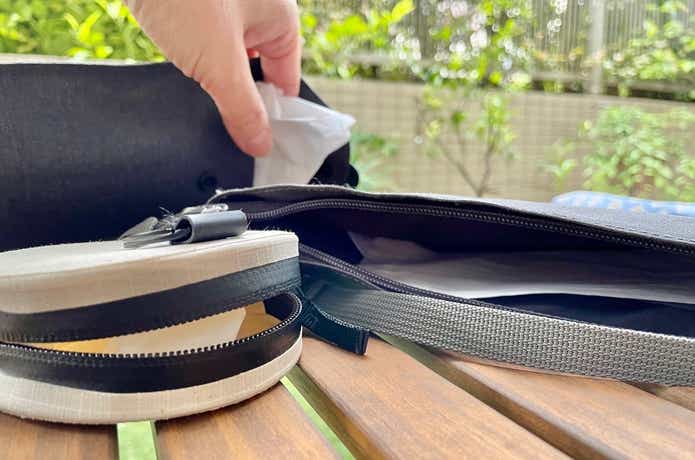 水に浸ける前、ティッシュを入れている様子