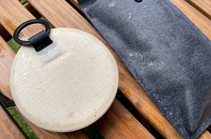 無印良品の耐水シリーズ、水をはじいている様子