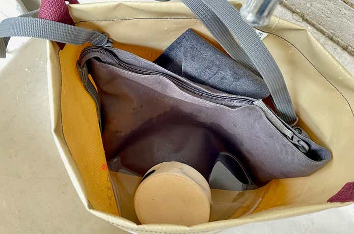 無印のサコッシュと小物ケースを水に浸けている様子