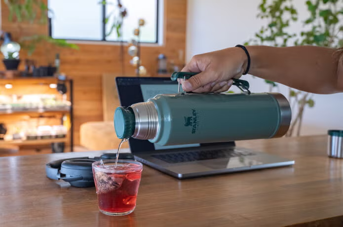 スタンレー「クラシック真空ボトル 1.0L」から飲み物を注ぐ