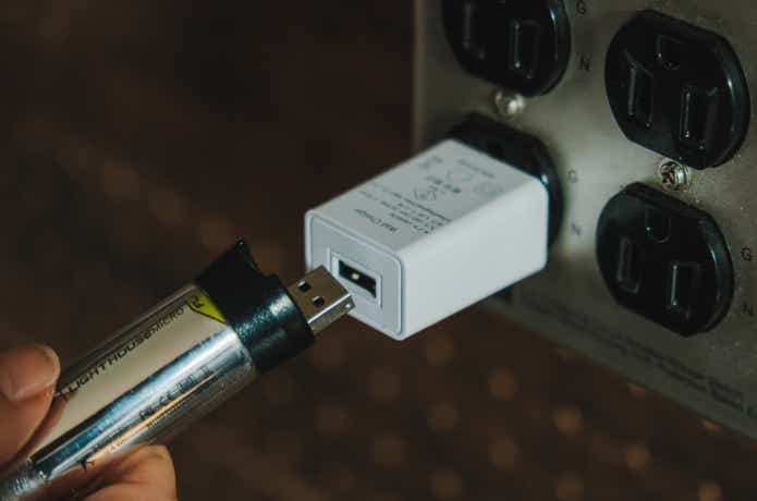 ゴールゼロ「ライトハウスマイクロフラッシュ」を充電している様子