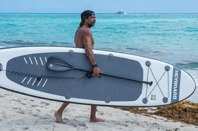 HeyBoardのsupボードを持つ男性