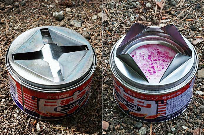 固形燃料の閉じた五徳と開いた五徳