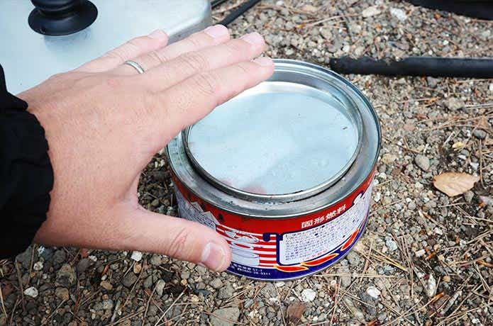 手をかざした固形燃料