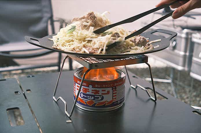 固形燃料で焼きそばを焼く