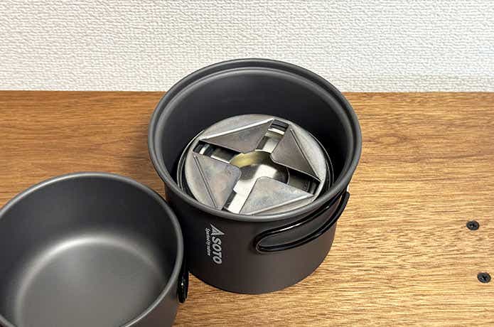 クッカーに入れた固形燃料