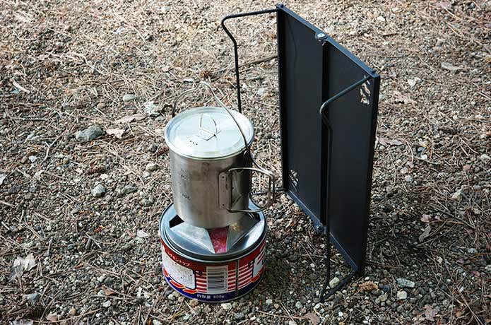 固形燃料と風防代わりのテーブル