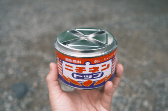 手に持ったニチネン固形燃料