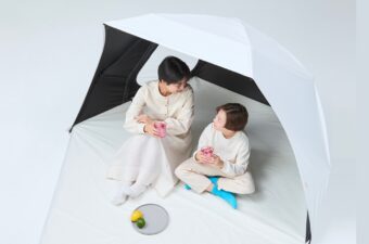 【めっちゃ便利なサンシェード】傘を開く感覚でOK！子連れにちょうどいい“日陰の楽園”が登場