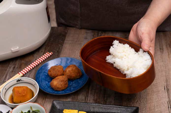 弁当箱にご飯をつめる