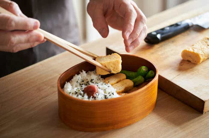 卵焼きを弁当箱に詰める
