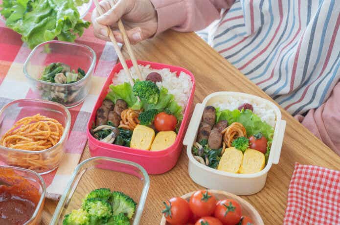 おかずを弁当箱に詰める