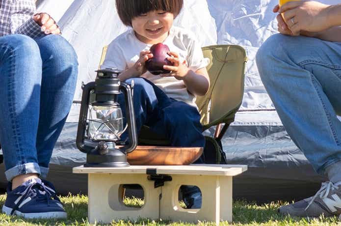 フィールドアのポータブルチェア ミニに座る子供