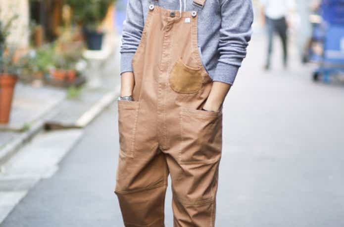 ストレッチピケオーバーオールを着ている男性