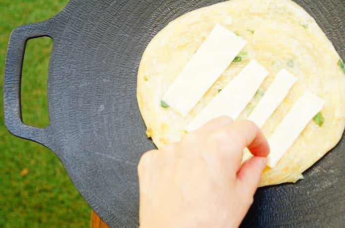 葱餅にチーズをトッピング