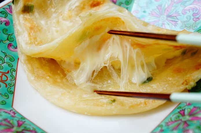 葱餅のチーズがとろける様子