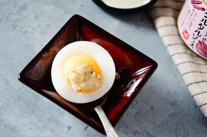 カルディしば漬のタルタルソースを茹で卵にトッピング