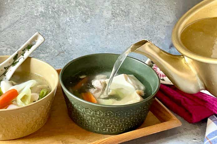 鍋のスープを取り皿に注ぐ様子