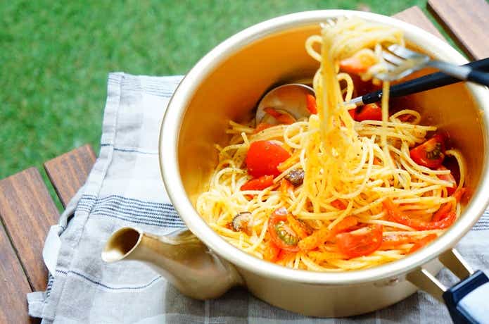 やかん鍋で作ったパスタを鍋のまま食べる