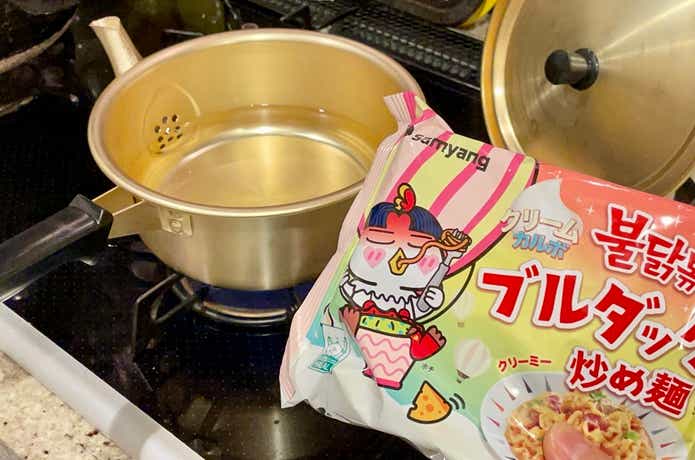 やかん鍋でブルダックを茹でる前の様子